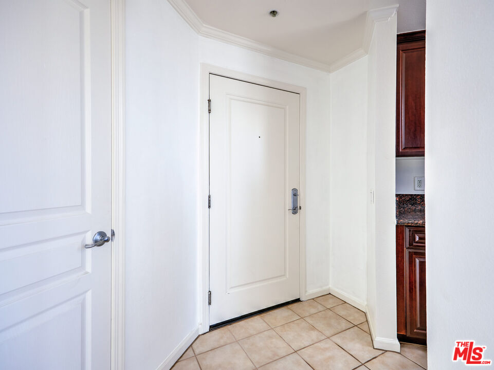 7320 Hawthorn Avenue, Unit 222 Los Angeles, CA 90046 - Photo 9 of 33 a view of an empty room