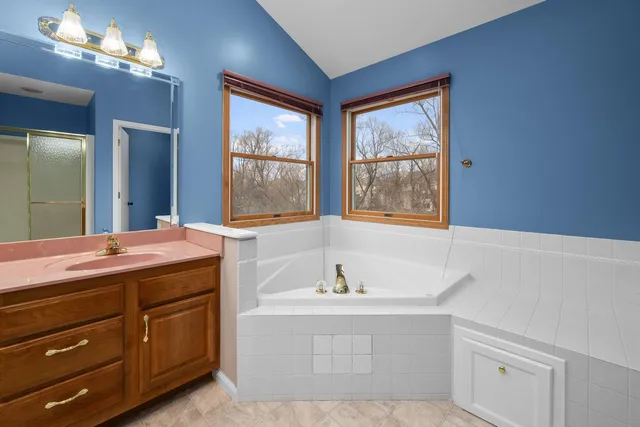 $599,999 | 3120 Summertree Avenue, Bettendorf, IA 52722