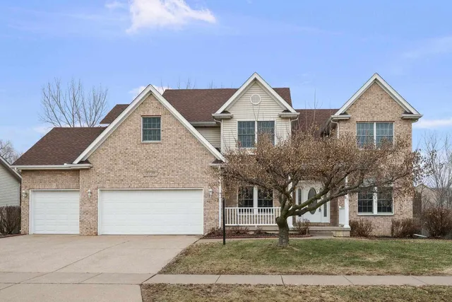 $599,999 | 3120 Summertree Avenue, Bettendorf, IA 52722