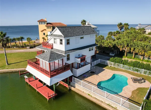 $3,900 | 16619 Bayfront Drive, Jamaica Beach, TX 77554