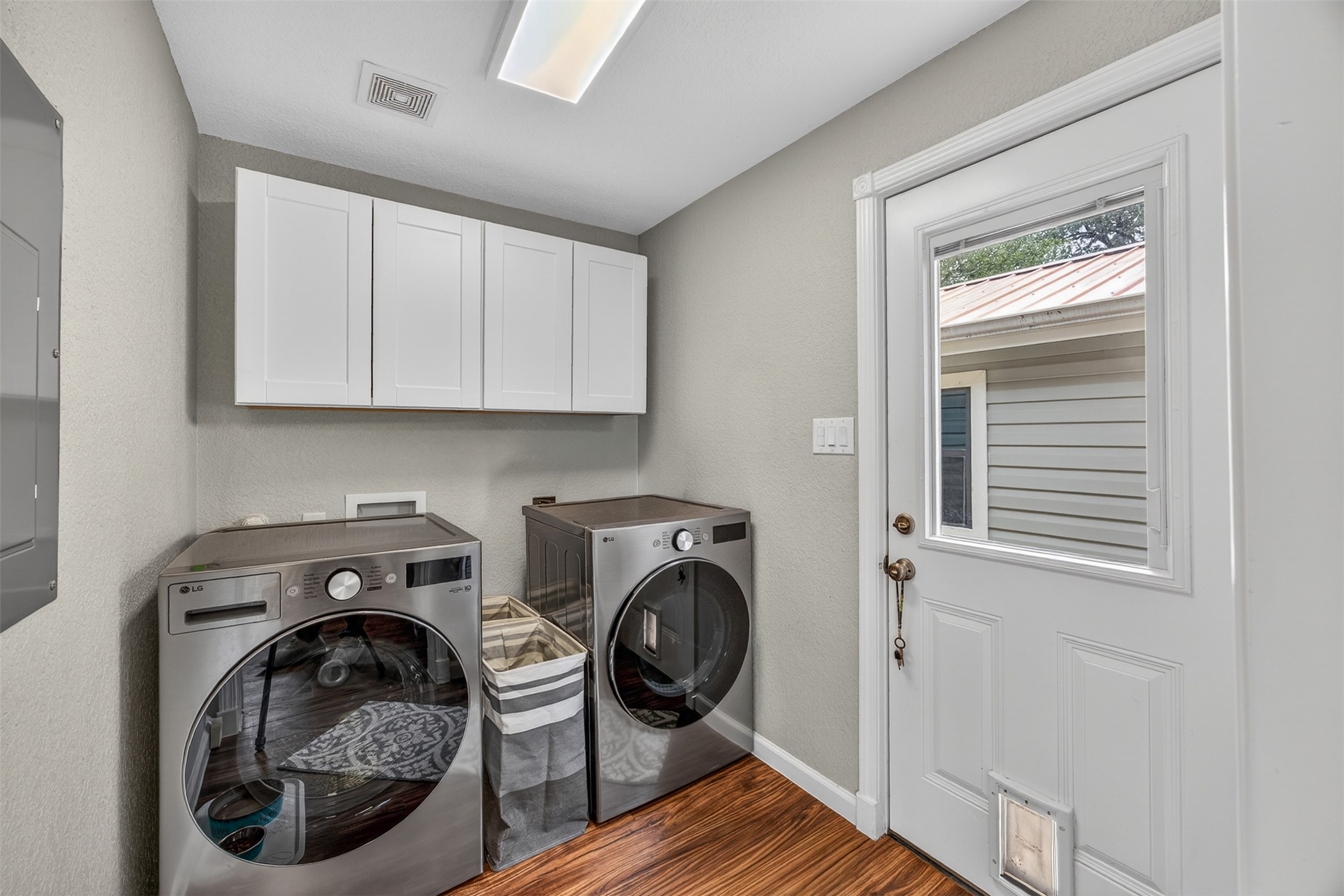 217 Walnut Avenue Luling, TX 78648 - Photo 19 of 38 a utility room with sink dryer and washer