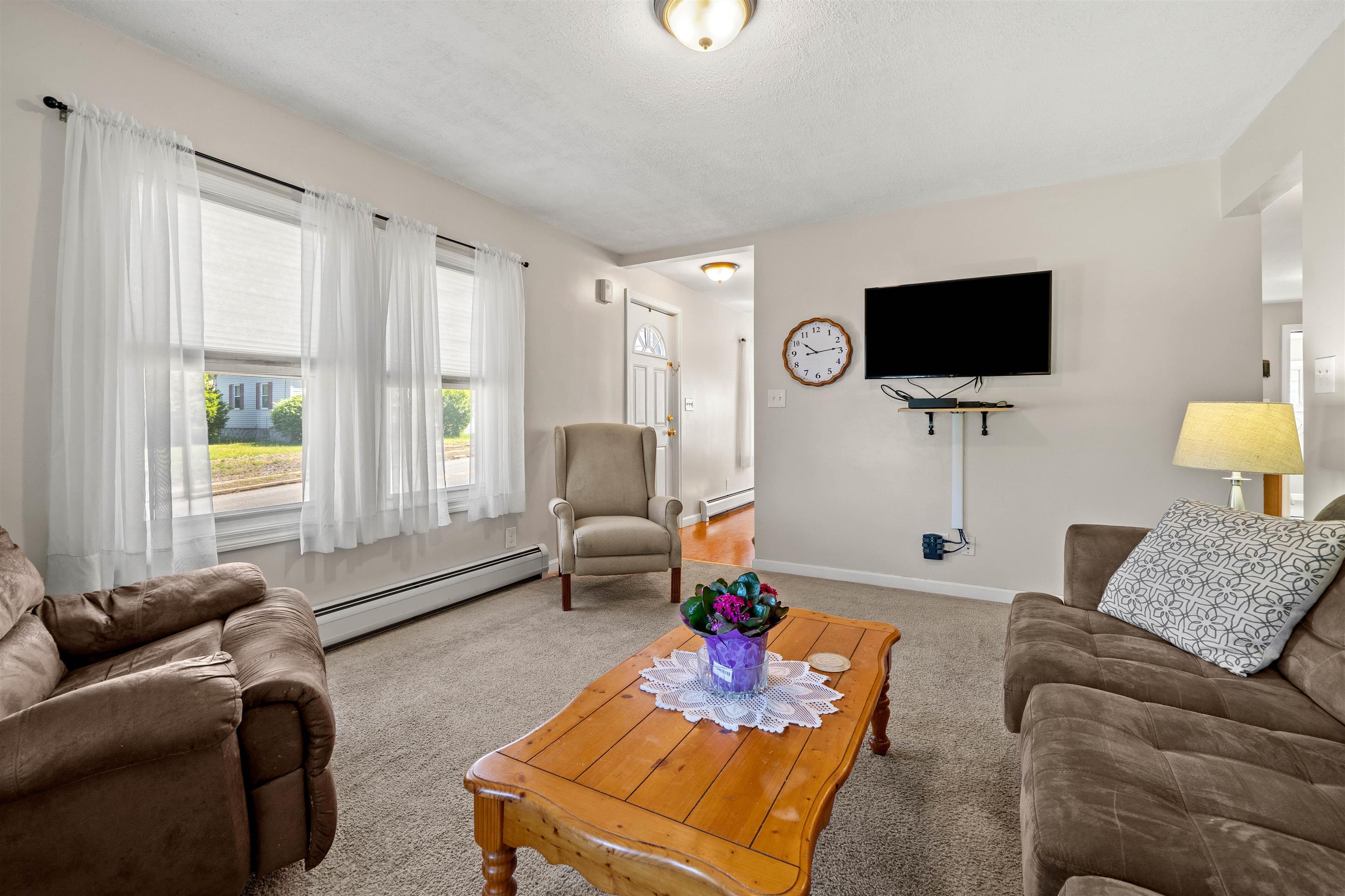 267 Cilley Road Manchester, NH 03103 - Photo 7 of 29 Gallery Image 7