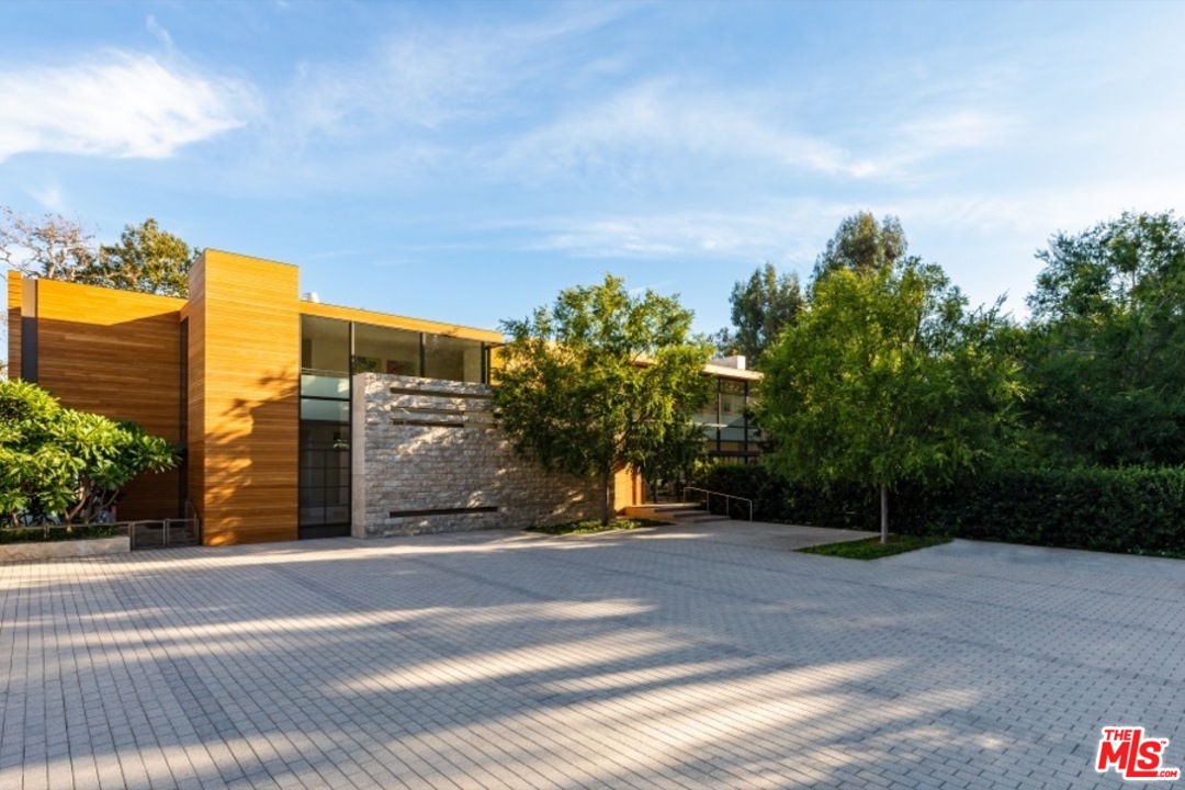 911 Foothill Road Beverly Hills, CA 90210 - Photo 3 of 21 a view of a street