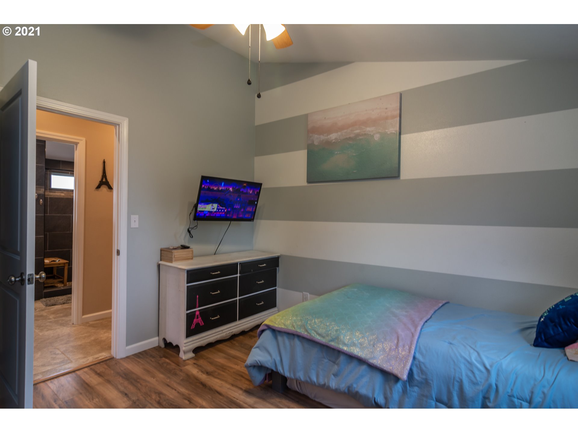 151 North Side Road Sutherlin, OR 97479 - Photo 11 of 27 a bedroom with a bed and a cabinets