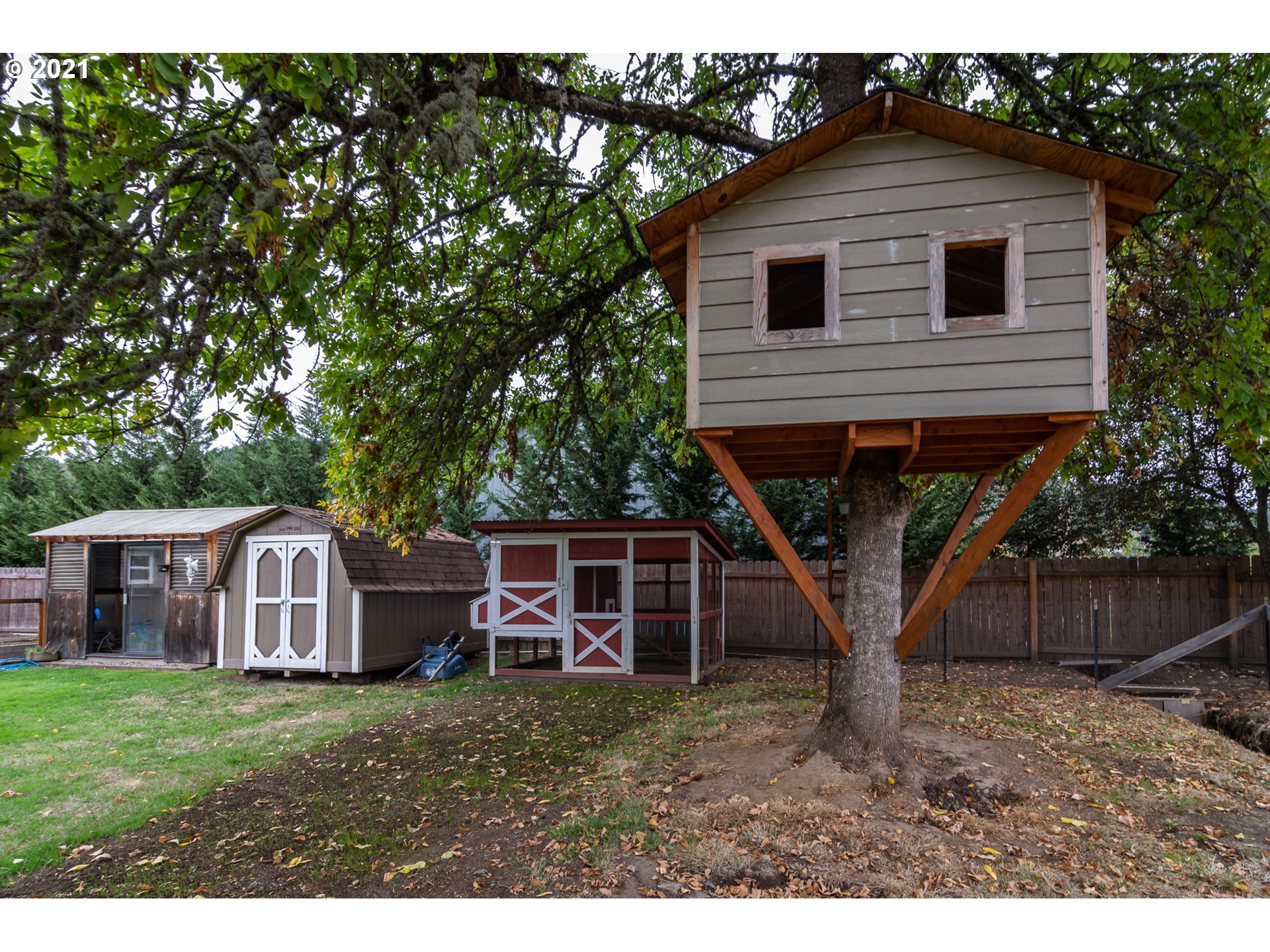 151 North Side Road Sutherlin, OR 97479 - Photo 22 of 27 a front view of a house with garden