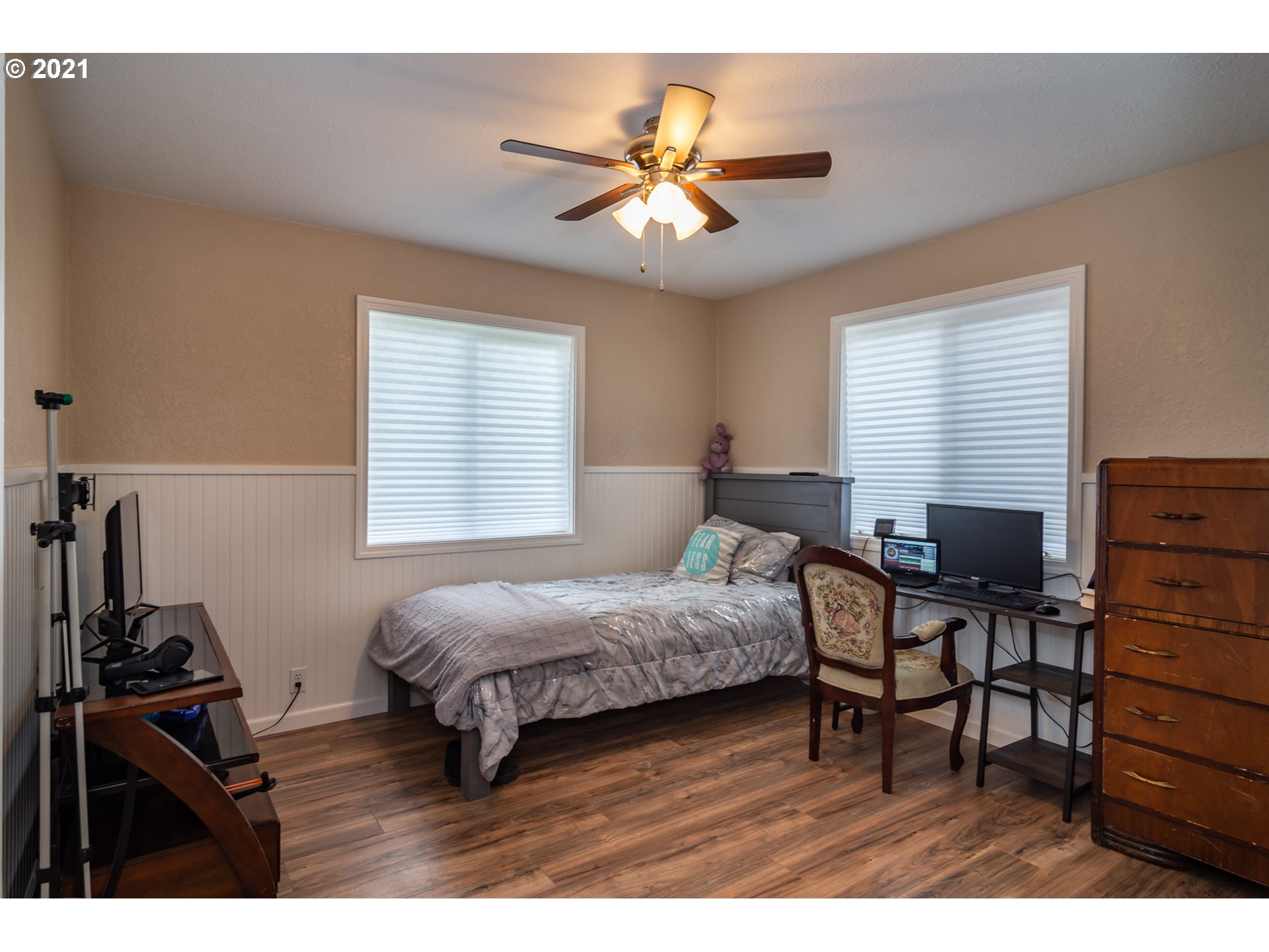 151 North Side Road Sutherlin, OR 97479 - Photo 8 of 27 a bedroom with furniture and a window