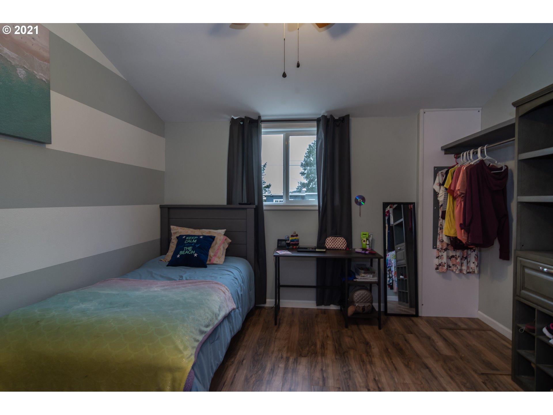 151 North Side Road Sutherlin, OR 97479 - Photo 10 of 27 a bedroom with a bed closet and a flat tv screen