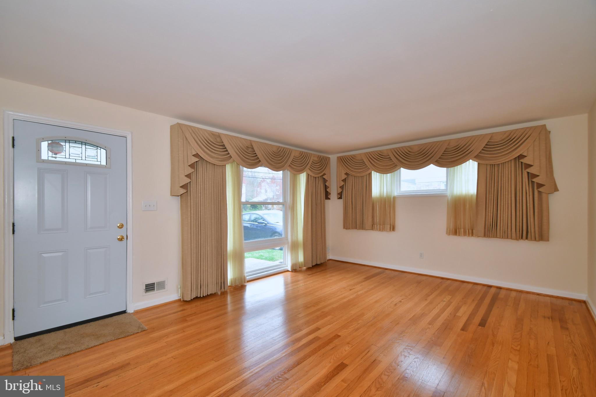 811 Milford Mill Road Baltimore, MD 21208 - Photo 2 of 49 Living room