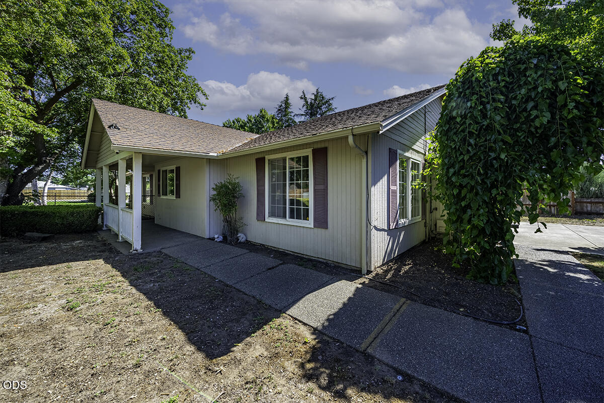 445 Midway Road Medford, OR 97501 - Photo 5 of 33