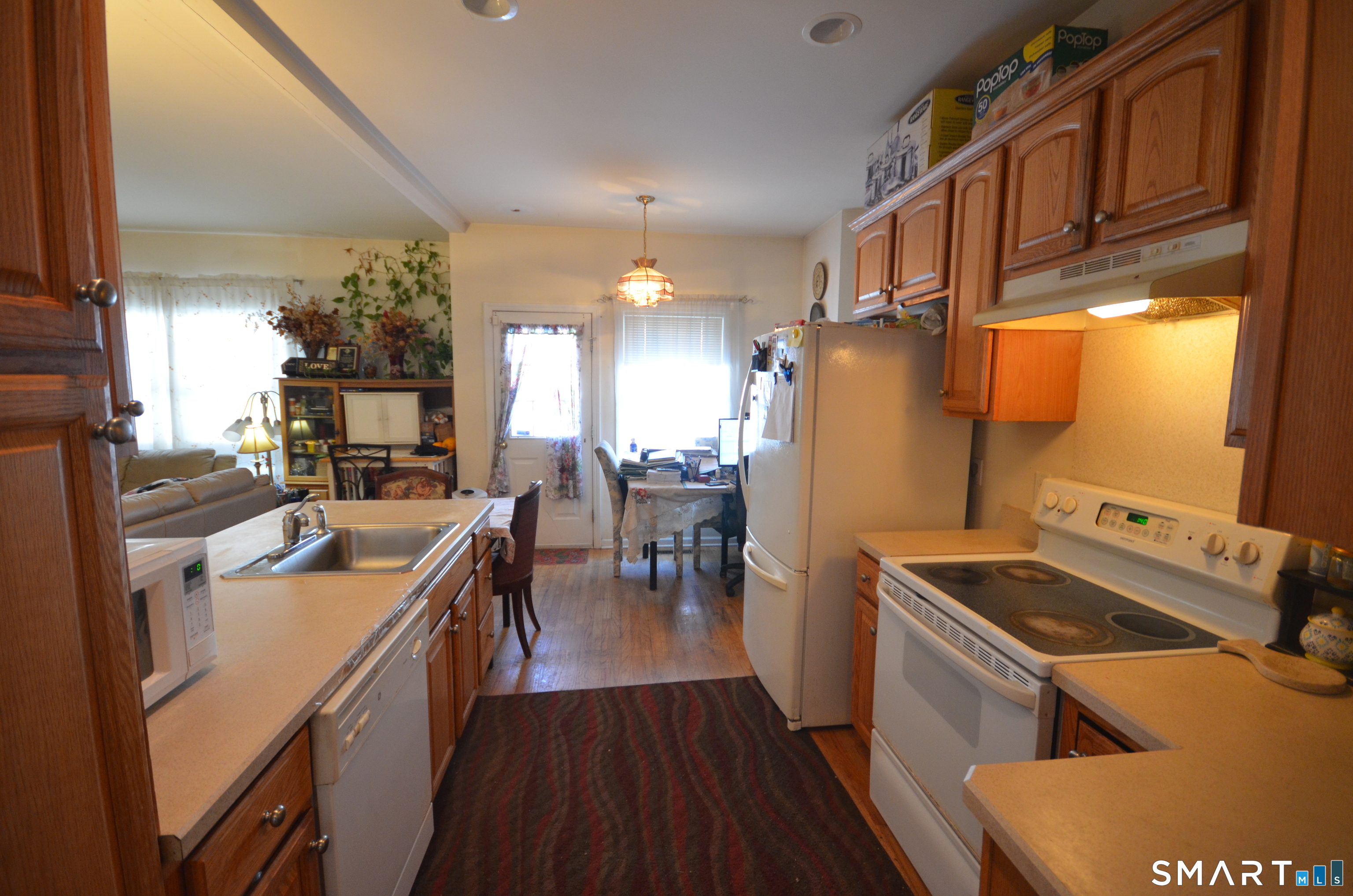 1376 Chopsey Hill Road Bridgeport, CT 06606 - Photo 7 of 35