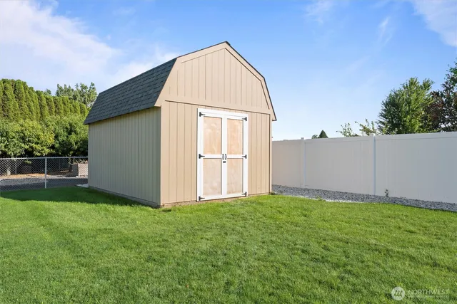 a view of backyard with garden
