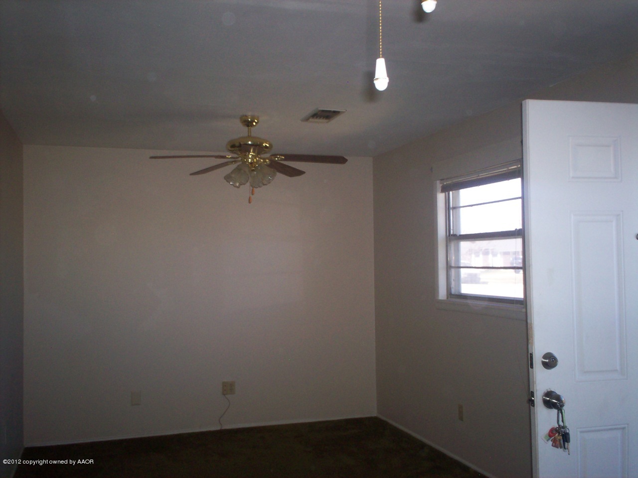 5201 South Travis Street Amarillo, TX 79110 - Photo 3 of 20 an empty room with a window