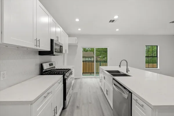 $2,400 | 727 East 40th Street, Houston, TX 77022