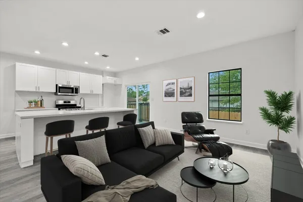 $2,400 | 727 East 40th Street, Houston, TX 77022