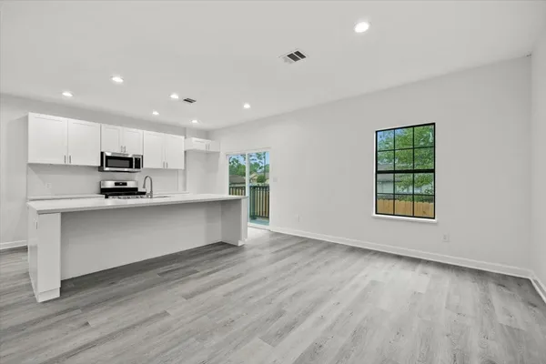 $2,400 | 727 East 40th Street, Houston, TX 77022