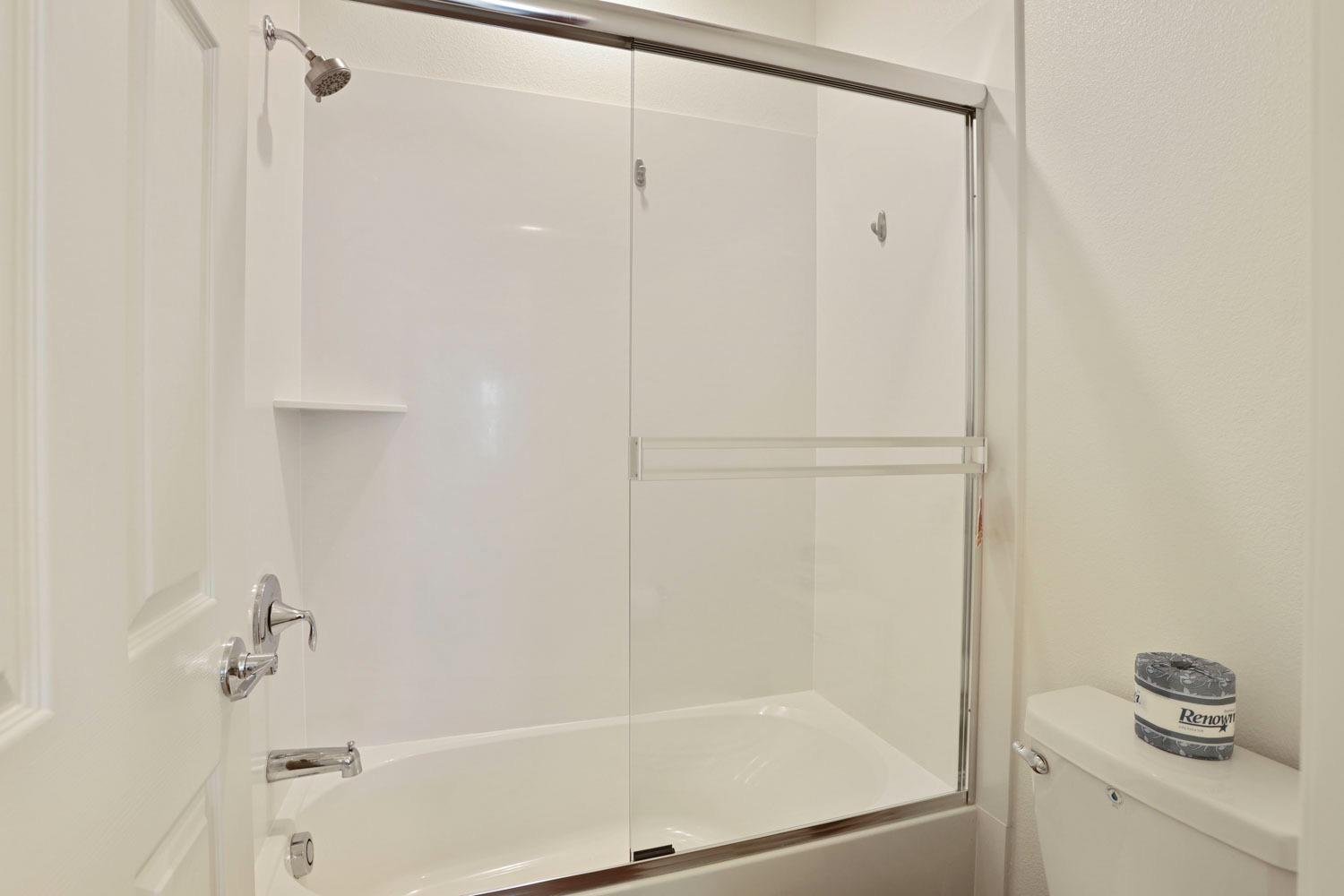 3081 Rio Grande Drive Tracy, CA 95377 - Photo 46 of 60 a bathroom with a bathtub