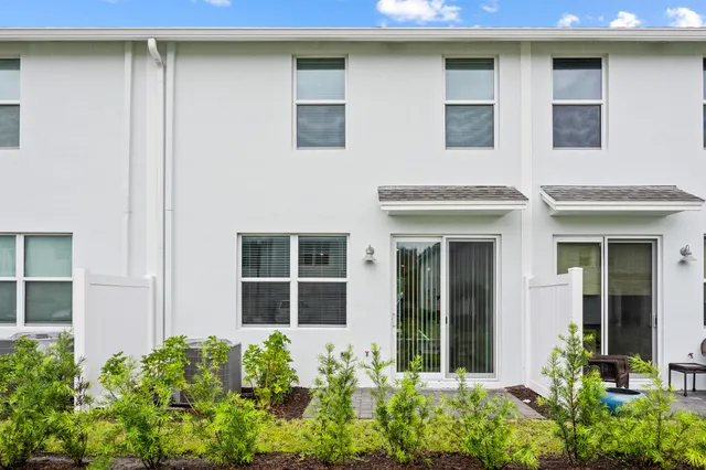 $2,595 | 5731 Southeast Edgewater Circle, Stuart, FL 34997