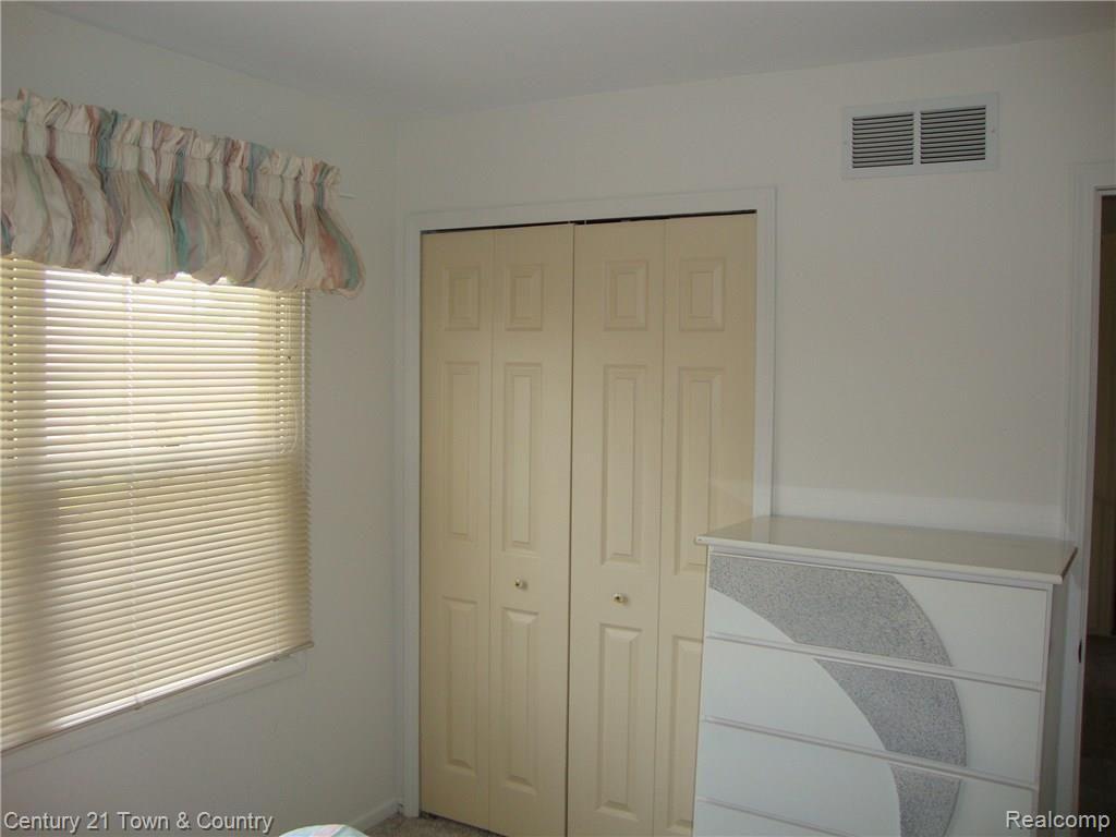 365 Huntington Court Rochester, MI 48307 - Photo 40 of 44 2nd Bedroom