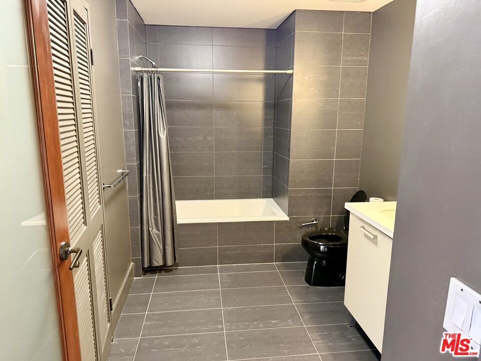 460 South Spring Street, Unit 205 Los Angeles, CA 90013 - Photo 7 of 18 a bathroom with a bathtub and shower