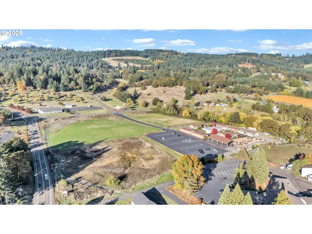 a black and white photo of a living room