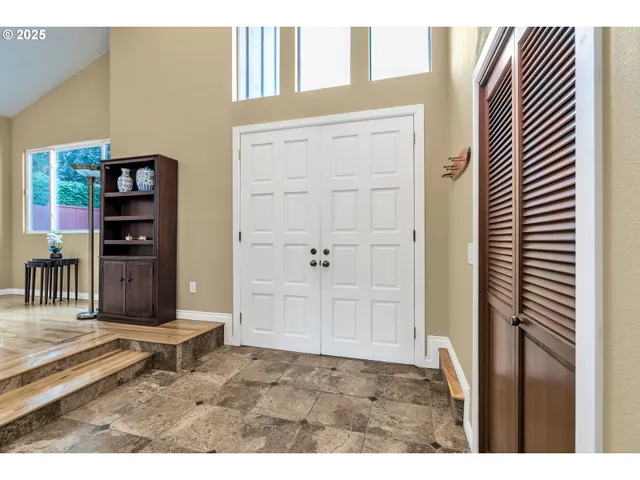 a view of livingroom with furniture