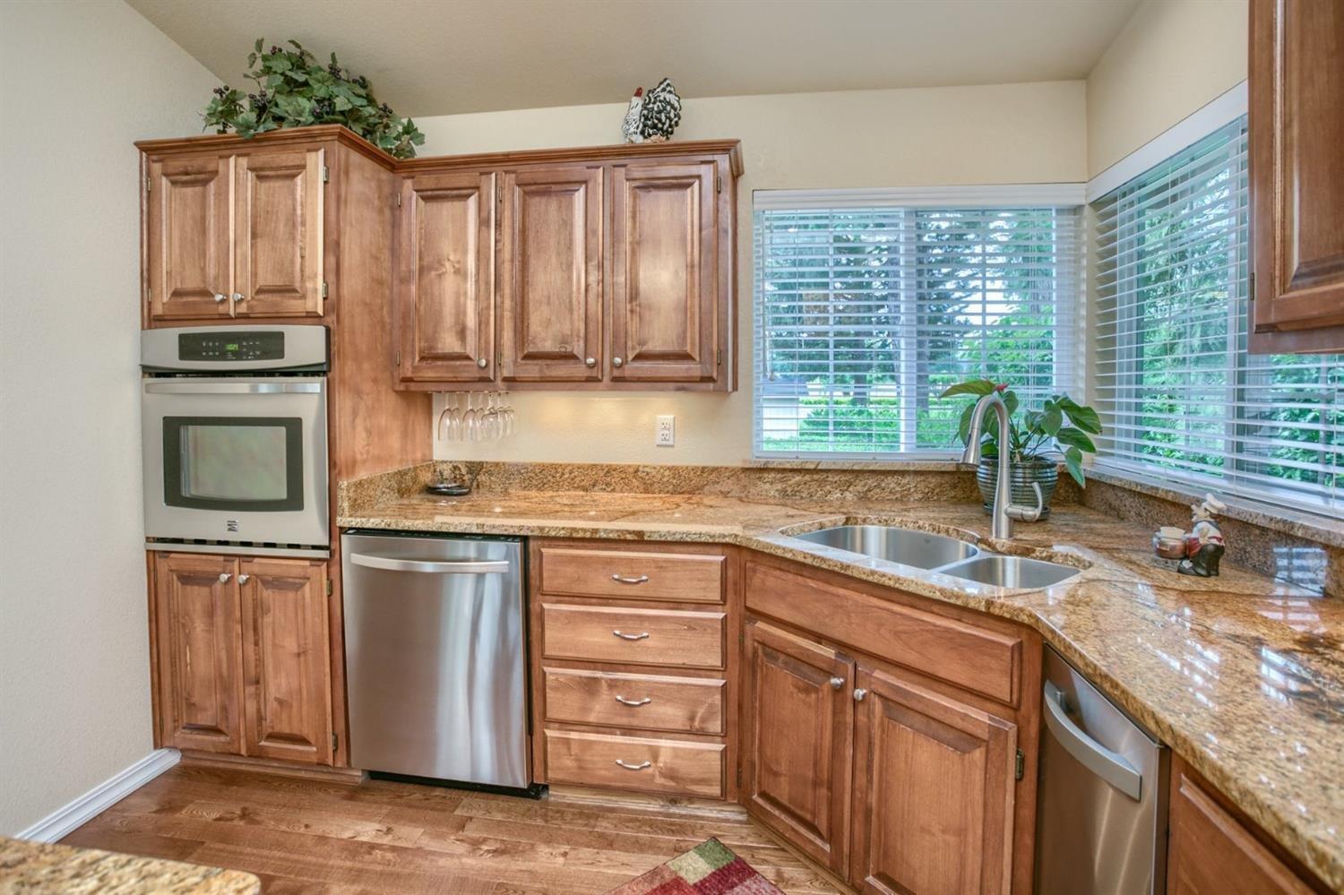 2818 South River Road Grants Pass, OR 97527 - Photo 8 of 35 Gorgeous cabinetry!