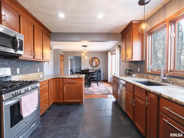 $359,000 | 9913 West Guinivere Drive, Mapleton, IL 61547