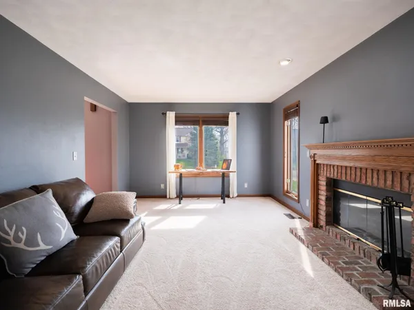 $359,000 | 9913 West Guinivere Drive, Mapleton, IL 61547