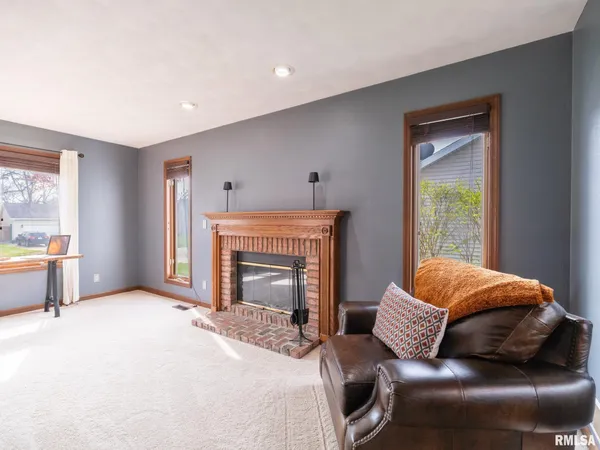 $359,000 | 9913 West Guinivere Drive, Mapleton, IL 61547