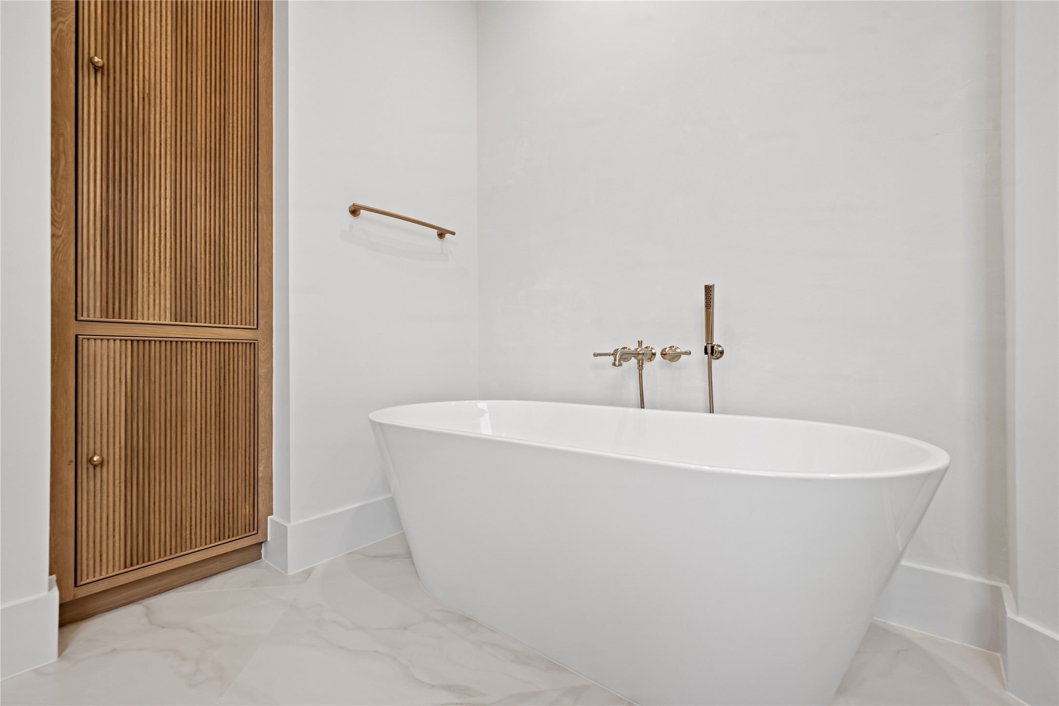 1441 Chamboard Lane Houston, TX 77018 - Photo 26 of 46 a white bath tub sitting in a bathroom