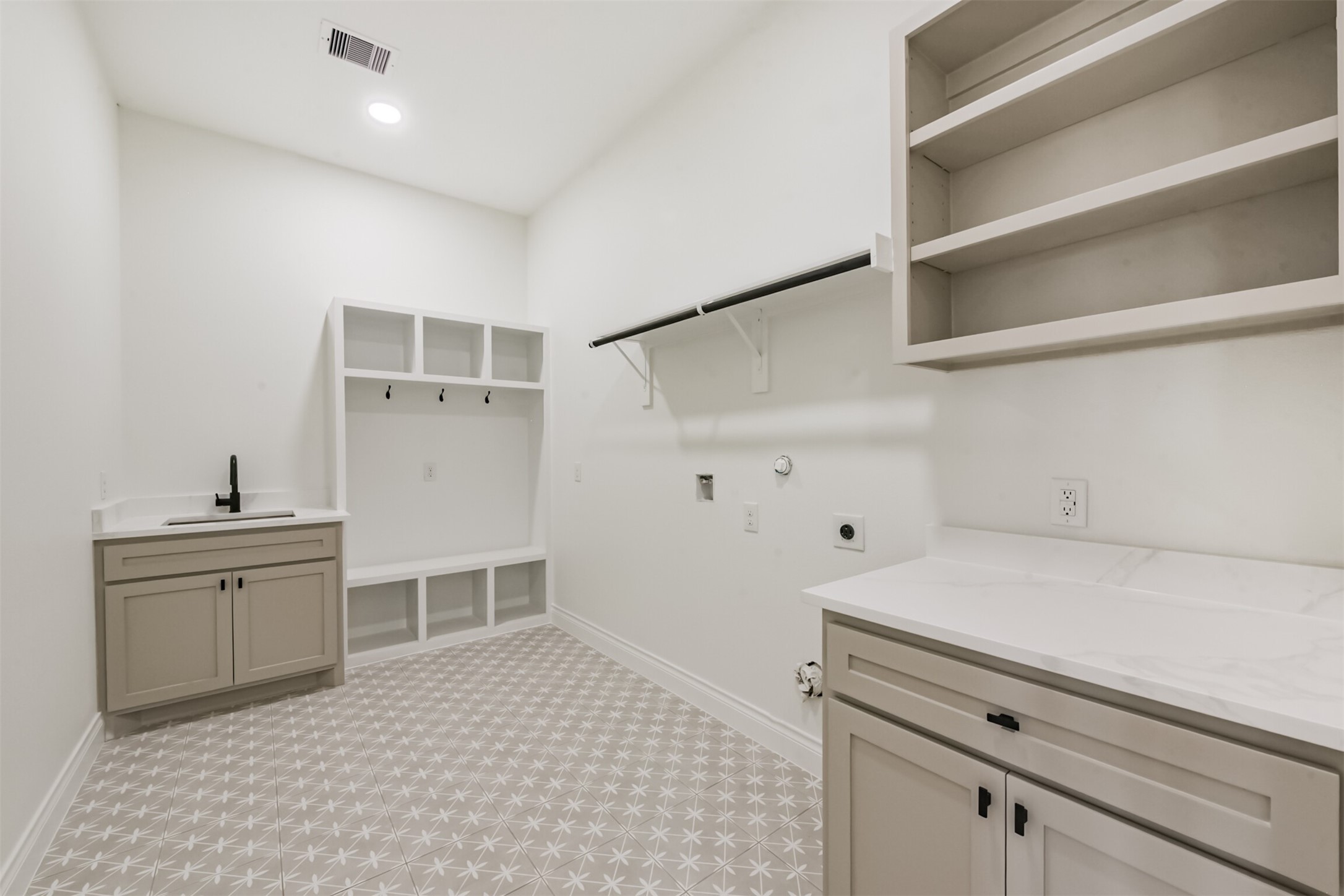 749 Wagon Wheel Trail Angleton, TX 77515 - Photo 13 of 21 Laundry/mudroom