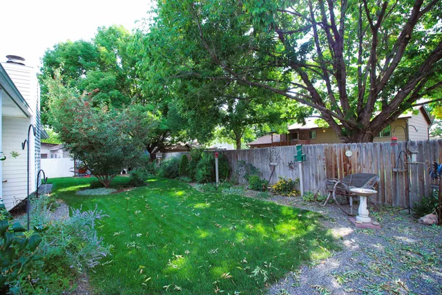 a view of front of a house with a yard