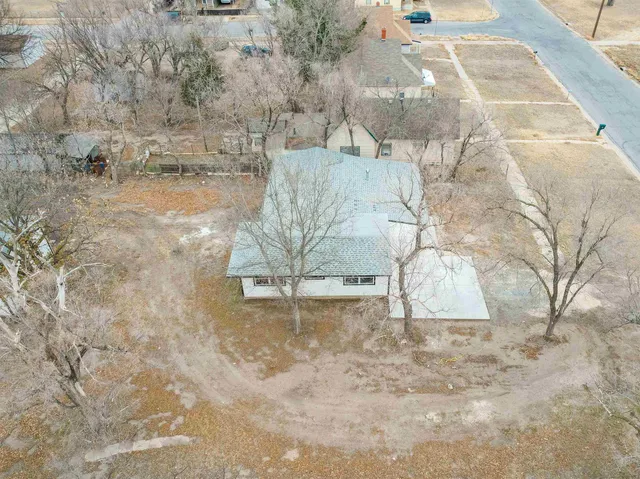 $155,000 | 320 East Ave C, Hutchinson, KS 67501