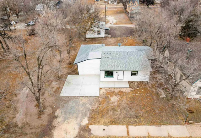 $155,000 | 320 East Ave C, Hutchinson, KS 67501