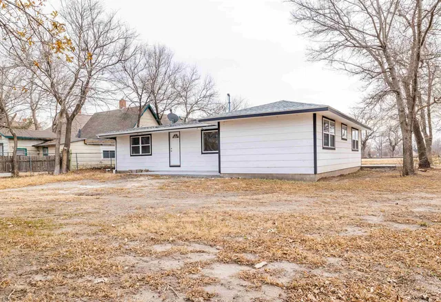 $155,000 | 320 East Ave C, Hutchinson, KS 67501