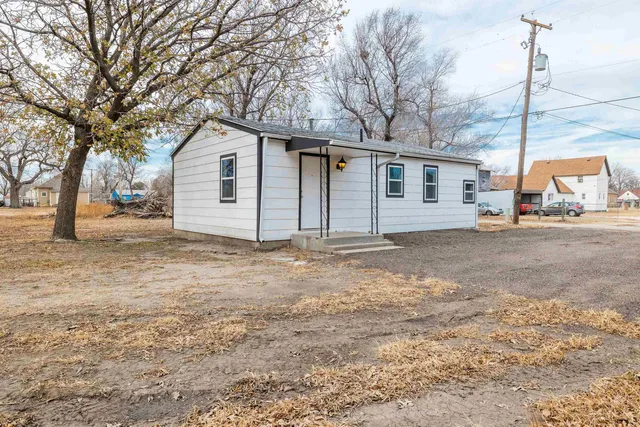 $155,000 | 320 East Ave C, Hutchinson, KS 67501