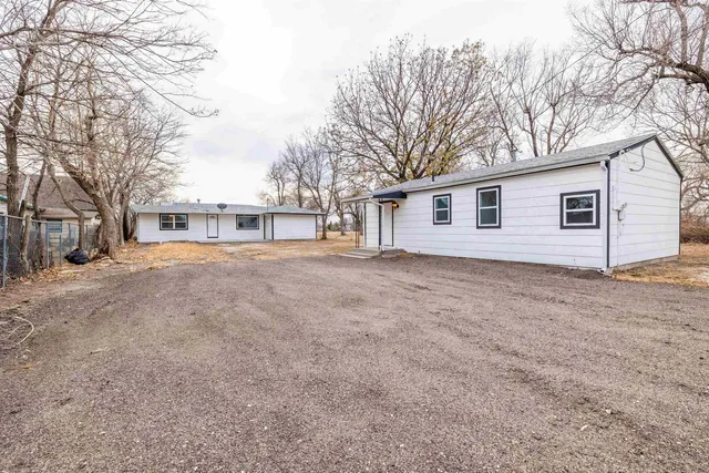 $155,000 | 320 East Ave C, Hutchinson, KS 67501