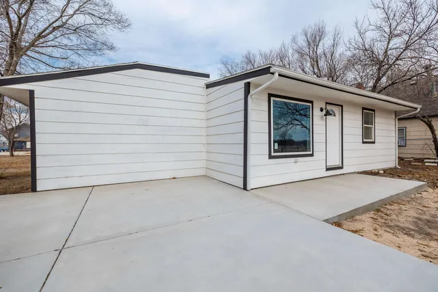 $155,000 | 320 East Ave C, Hutchinson, KS 67501