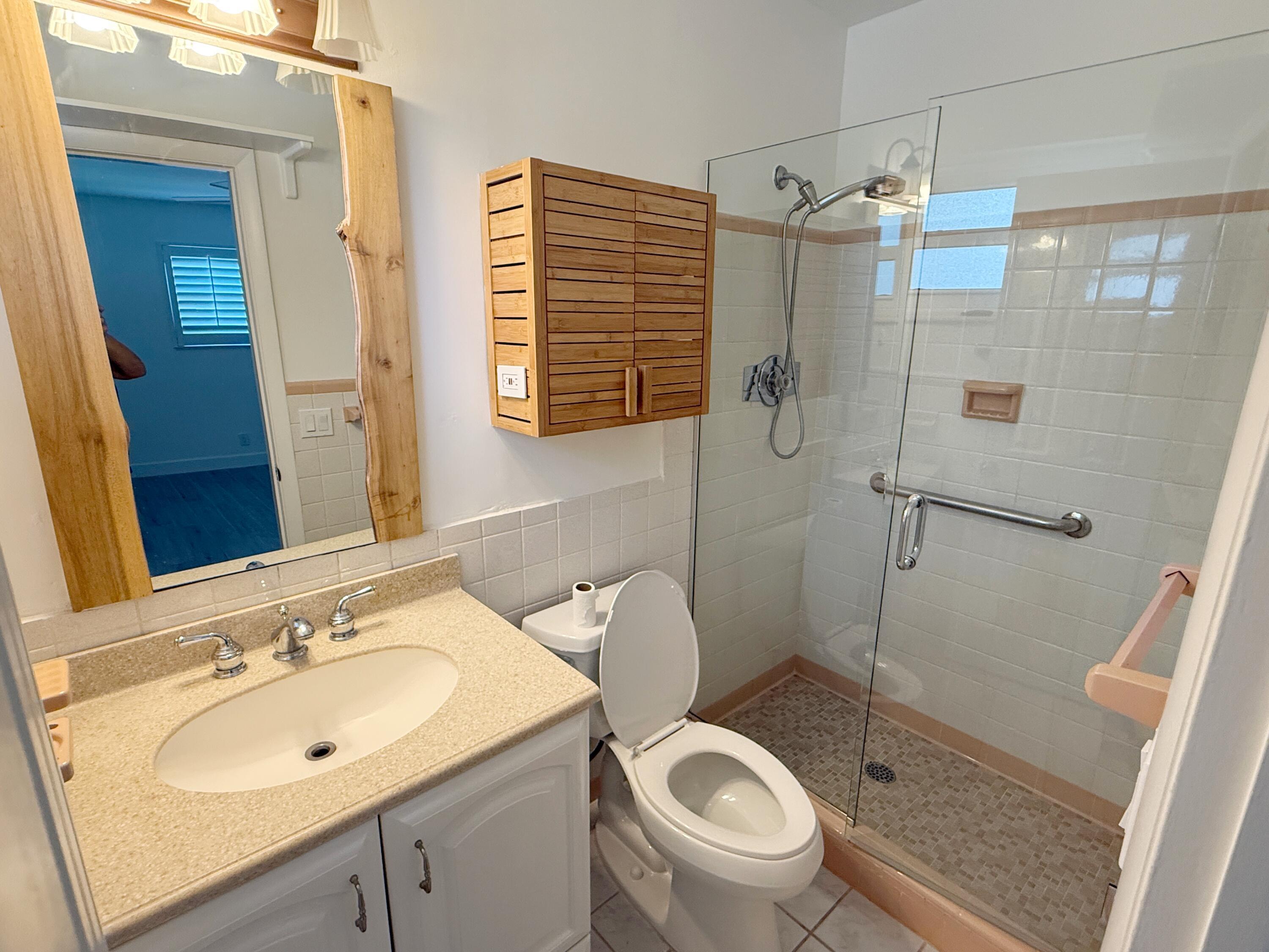 16 Ridgewood Circle Tequesta, FL 33469 - Photo 15 of 25 Primary Bathroom