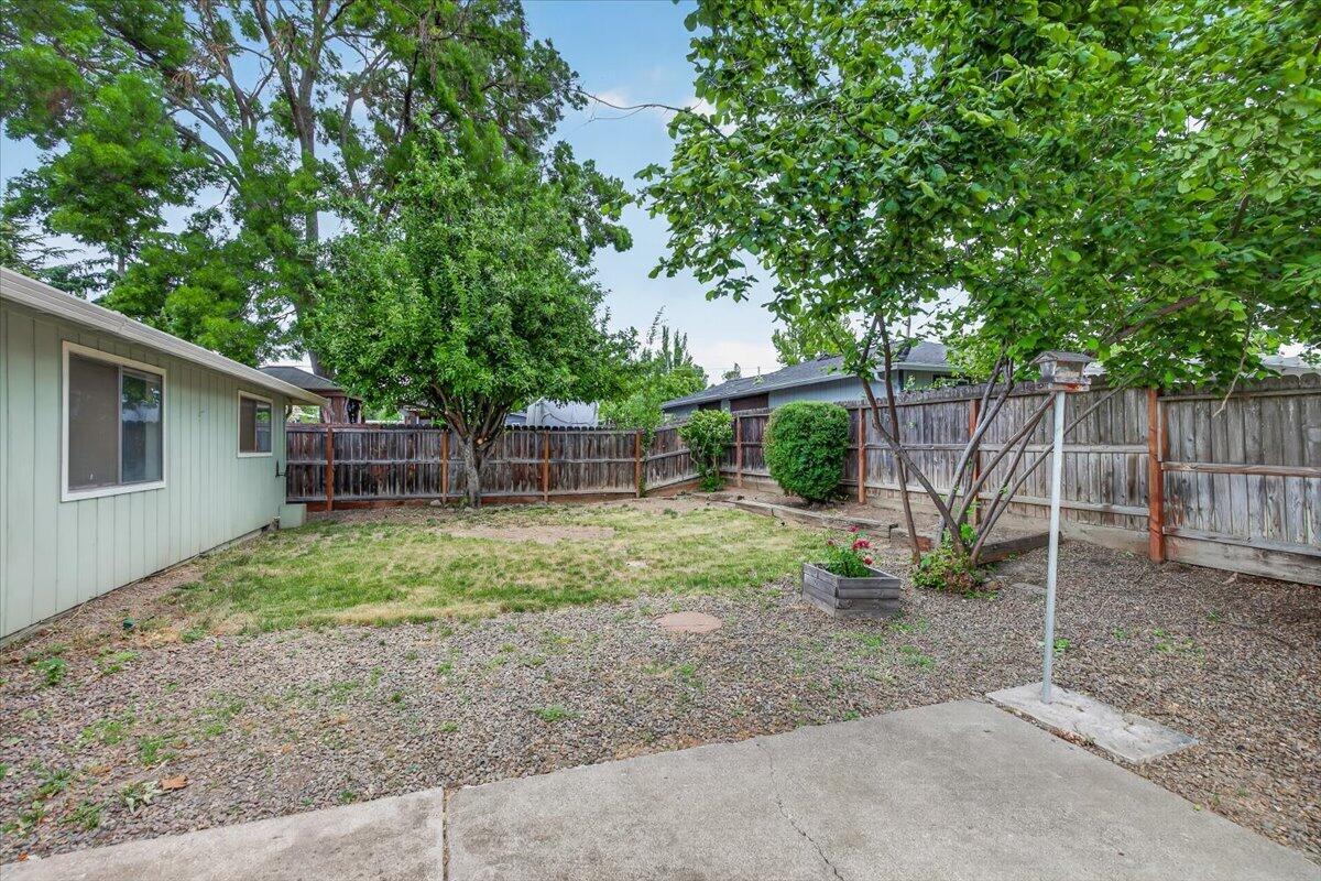 415 Sutter Avenue Medford, OR 97504 - Photo 26 of 28 a backyard of a house with large trees and plants
