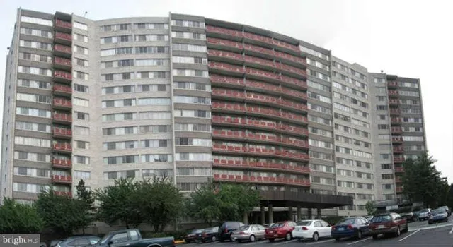 a black and white photo of a bathroom