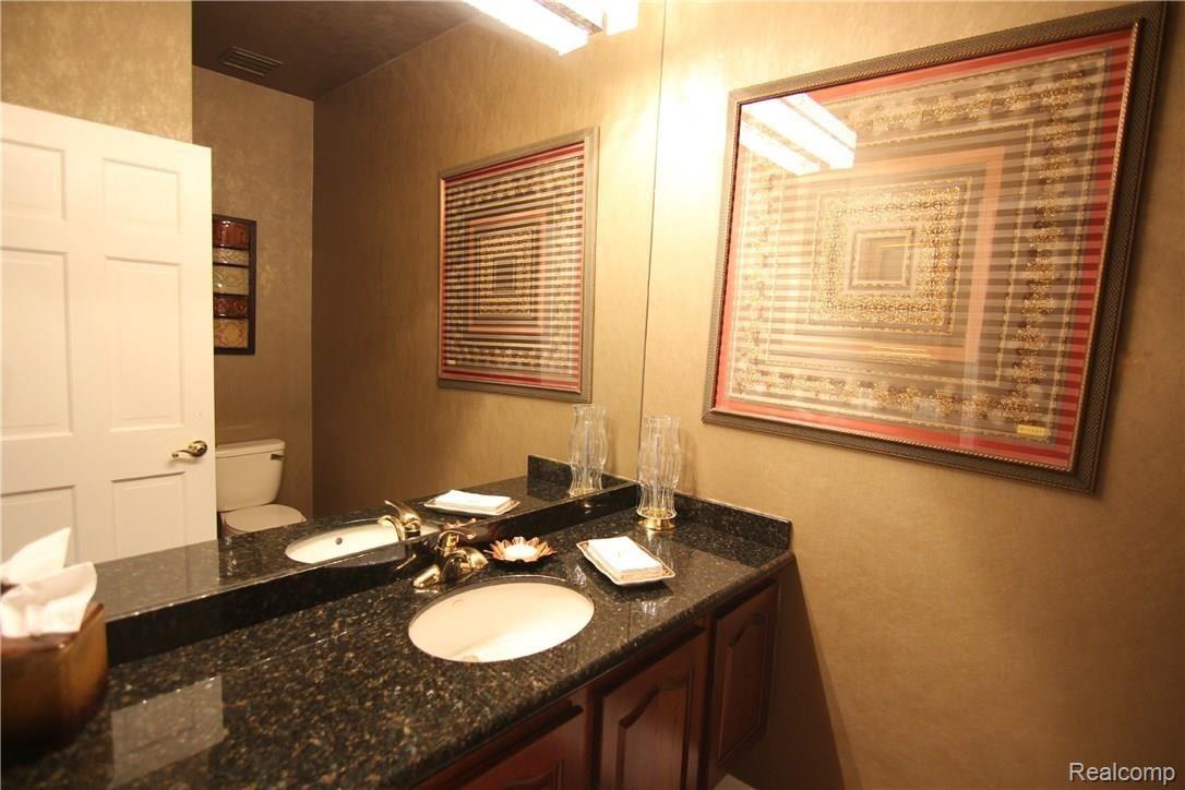3178 Hedgewood Lane Rochester, MI 48309 - Photo 22 of 40 Hedgewood Ln Half Bath.jpg