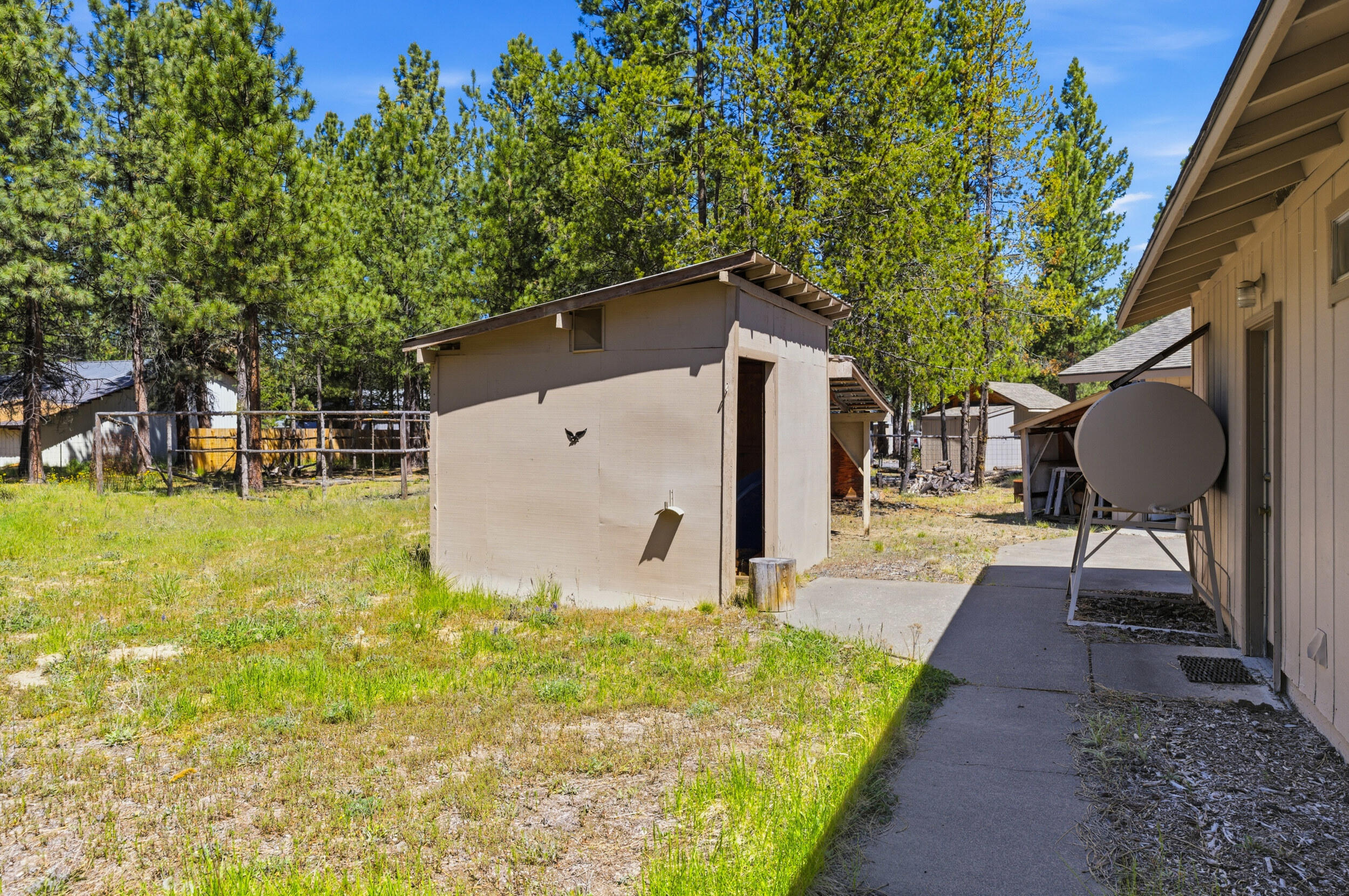 50868 Doe Loop La Pine, OR 97739 - Photo 34 of 51 a front view of a house with garden