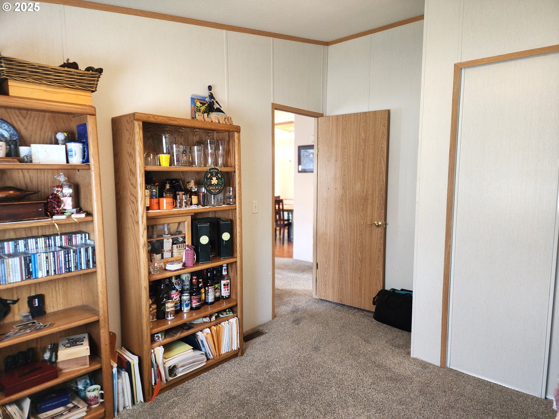 313 12th Street, Unit 4 La Grande, OR 97850 - Photo 28 of 32 a very nice looking room with a book shelf and a window