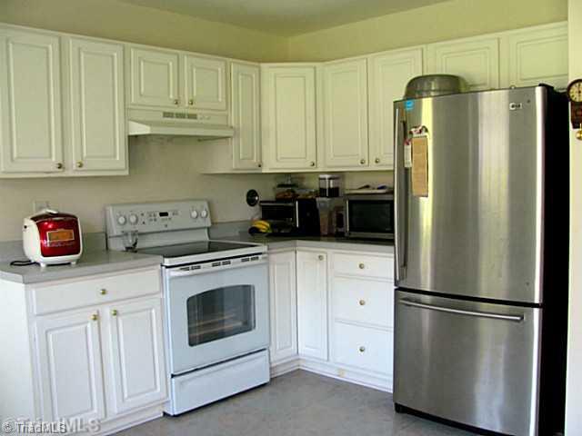 1736 Spring Path Trail Clemmons, NC 27012 - Photo 4 of 16 Kitchen.