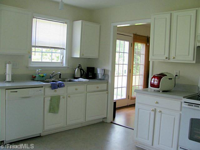 1736 Spring Path Trail Clemmons, NC 27012 - Photo 5 of 16 Kitchen.