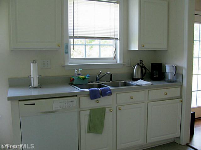 1736 Spring Path Trail Clemmons, NC 27012 - Photo 6 of 16 Kitchen.