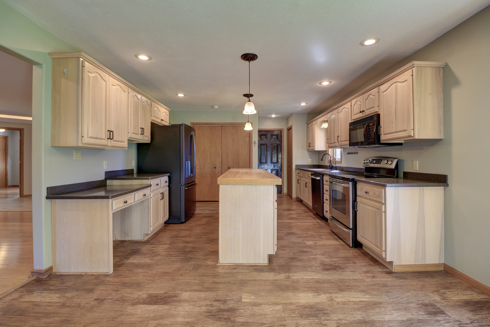 681 West Deer Creek Road Clinton, IA 52732 - Photo 3 of 51