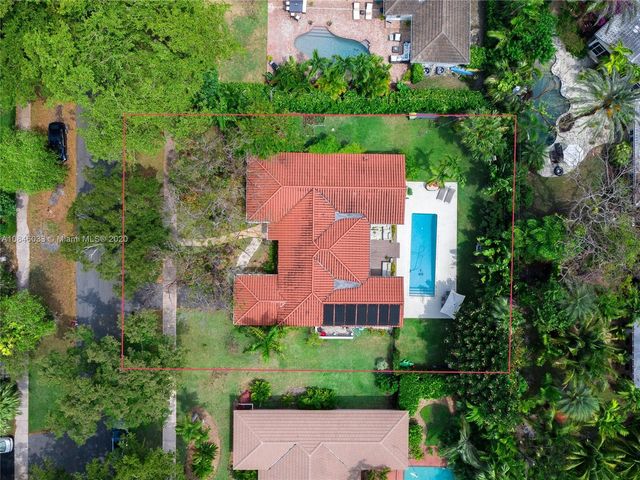 an aerial view of a house with outdoor space and lake view