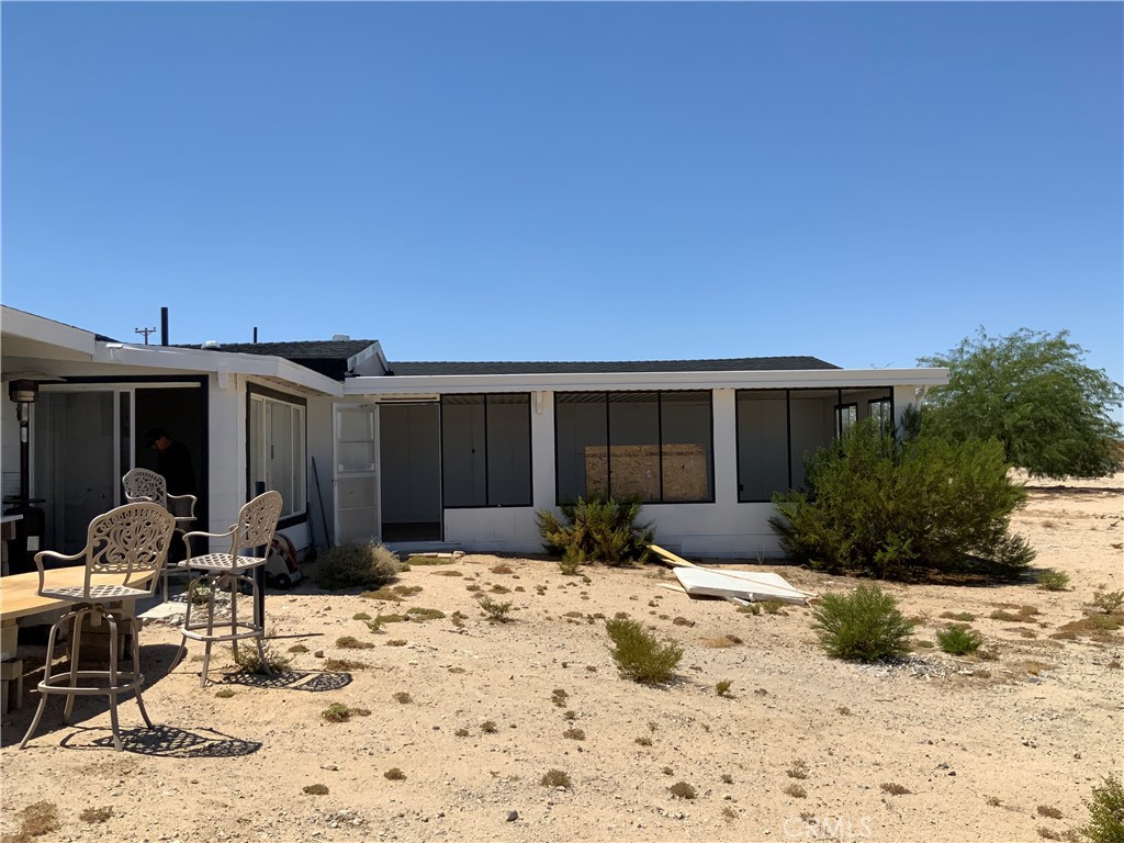 69626 Brant Cross Road Twentynine Palms, CA 92277 - Photo 4 of 33 a view of a lounge chairs in front of house